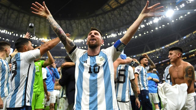 Messi coloca as mãos no troféu com que mais sonhou