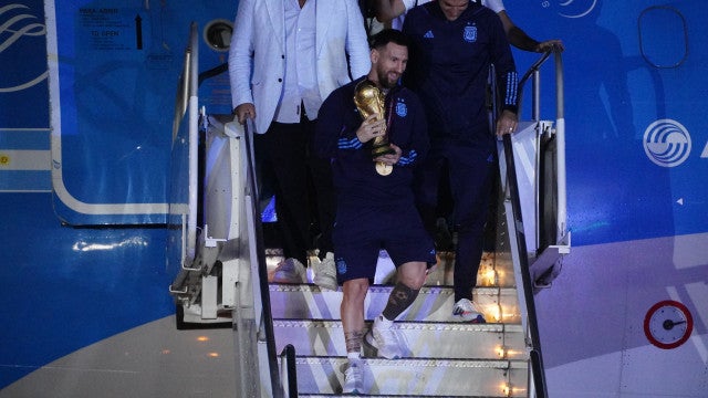 Seleção argentina é recebida por multidão no aeroporto de Ezeiza, em Buenos Aires