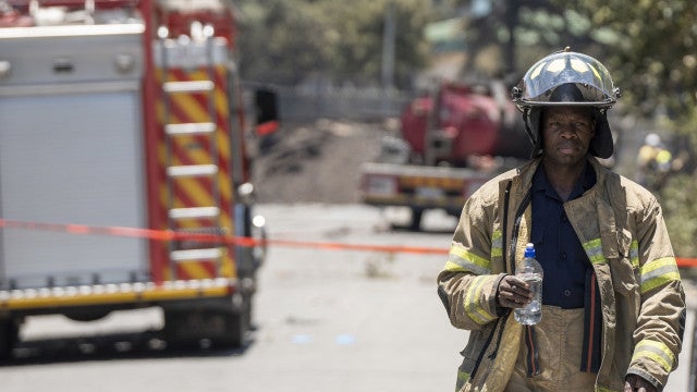Caminhão-tanque explode perto de hospital na África do Sul e mata 8