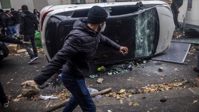 Curdos protestam no centro de Paris após ataque com possível motivação racista