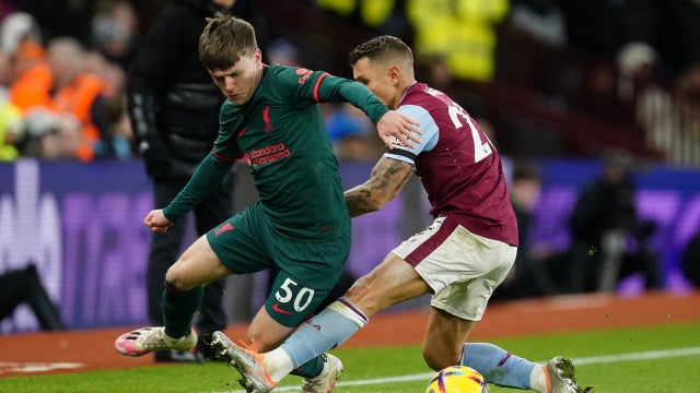 Liverpool sofre, mas derrota Aston Villa fora e reage no Campeonato Inglês