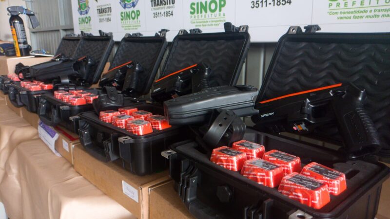 Sinop: prefeito entrega armas de choques, motocicletas e equipamentos para secretaria de Trânsito