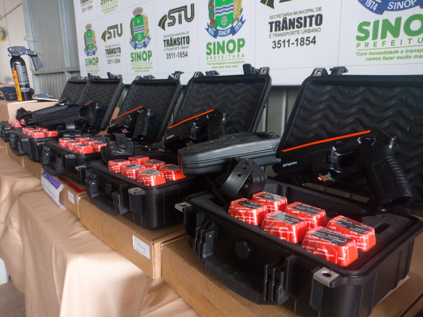 Sinop: prefeito entrega armas de choques, motocicletas e equipamentos para secretaria de Trânsito