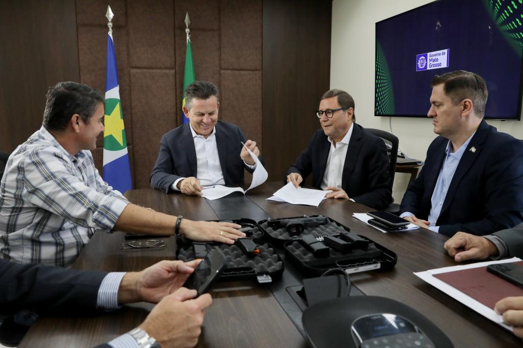 Governador regulamenta auxílio-fardamento aos policiais penais de Mato Grosso