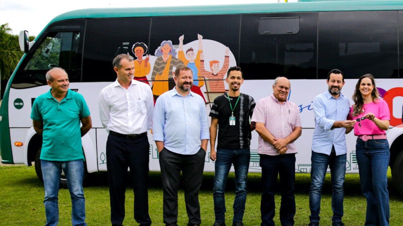 Prefeito entrega ônibus para Assistência Social em Nova Mutum; R$ 669 mil investidos