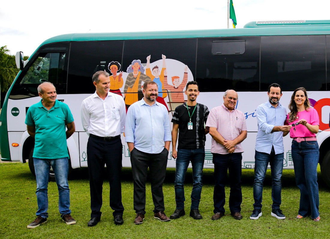 Prefeito entrega ônibus para Assistência Social em Nova Mutum; R$ 669 mil investidos