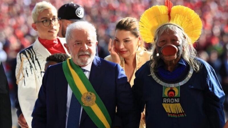 Cacique Raoni, líder indígena em Mato Grosso, sobe a rampa com presidente Lula na posse