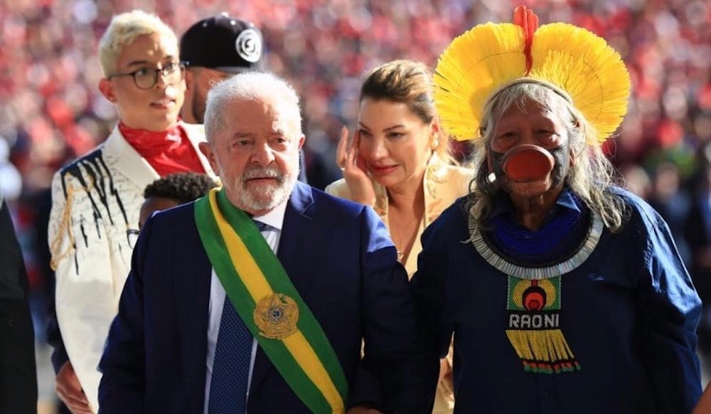 Cacique Raoni, líder indígena em Mato Grosso, sobe a rampa com presidente Lula na posse