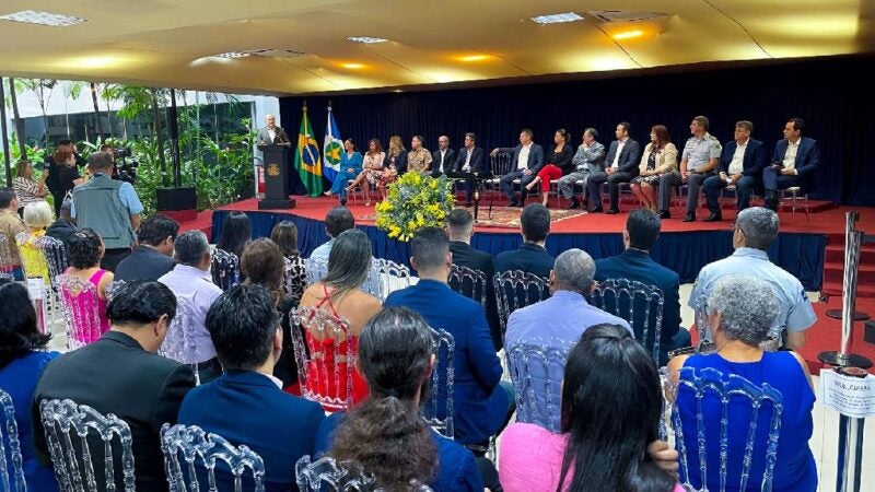 Governador empossa 670 diretores e anuncia criação do Prêmio Estudante Nota 10