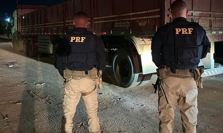 PRF recupera caminhão com carga avaliada em torno de R$ 144.000,00