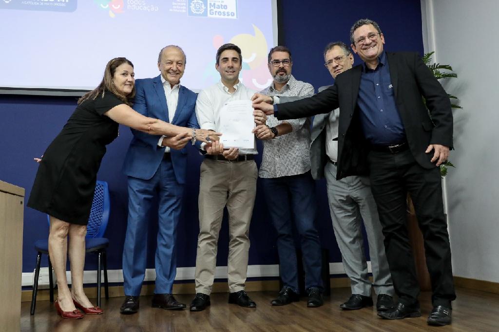 Governo do Estado lança editais com 1,6 mil bolsas de estudos para estudantes e profissionais da educação em Mato Grosso