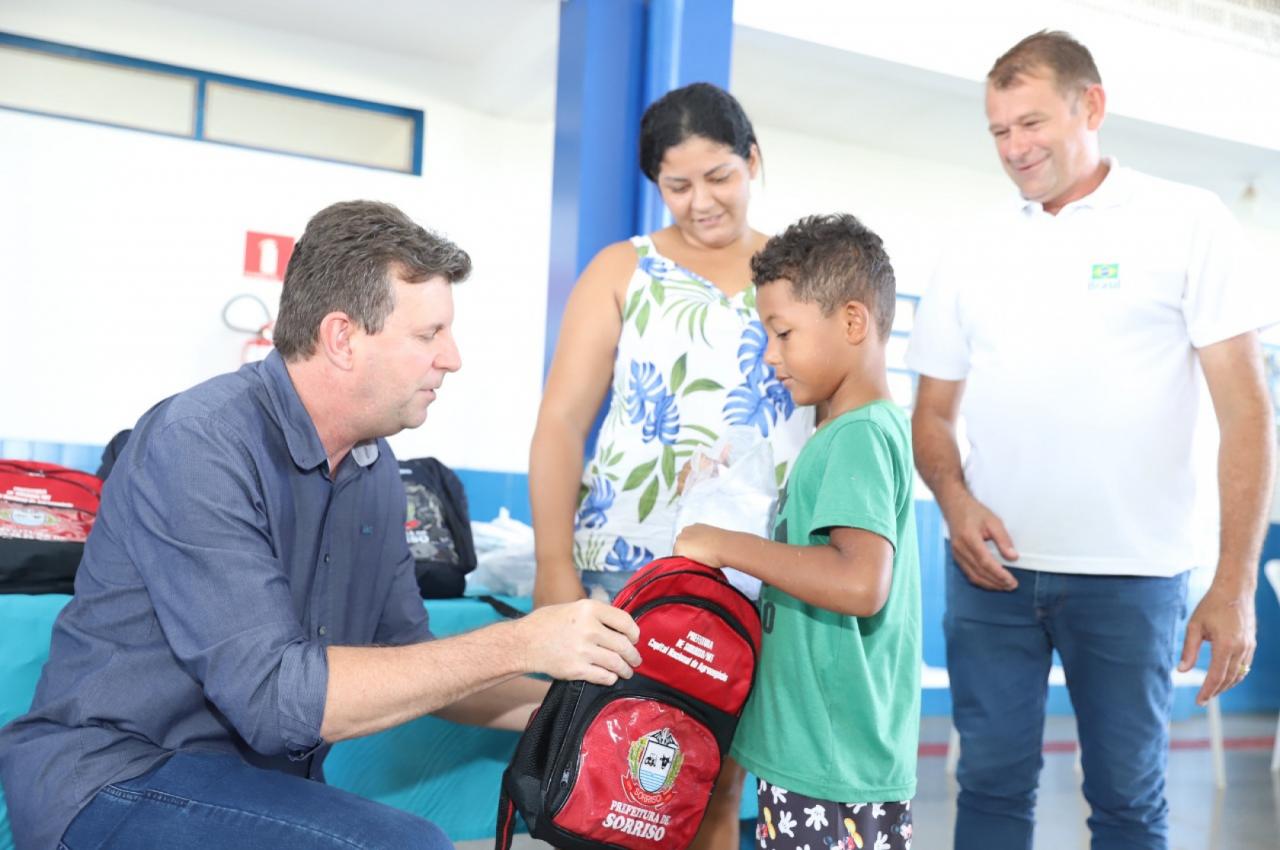 Prefeitura de Sorriso inicia entrega de kits escolares aos alunos da rede municipal