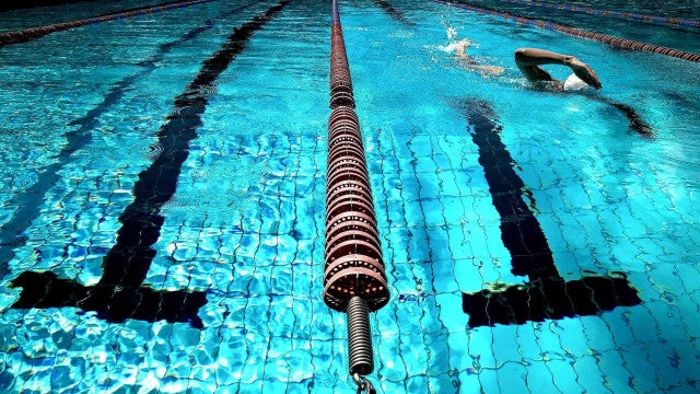 Teto desaba em cima de piscina e provoca sete feridos nos Estados Unidos