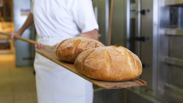 Padaria em Minas pede: "Não ajudem moradores de rua". Placa foi retirada