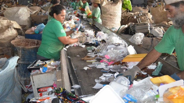 Empresas de reciclagem são suspeitas de contaminar rios na Grande SP