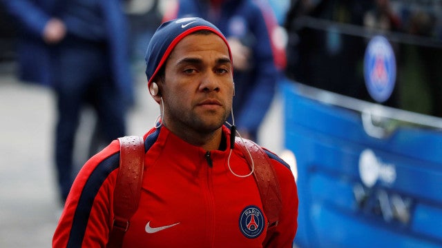 Câmeras mostram Dani Alves trancado 15 minutos com denunciante, diz jornal