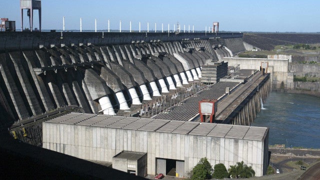 Política do ‘pague 2 obras e leve 1’ compromete queda da tarifa de Itaipu