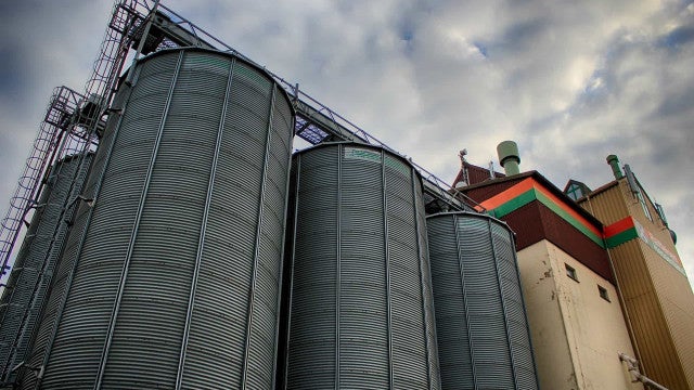 Homens morrem soterrados após caírem em silo de milho em SP