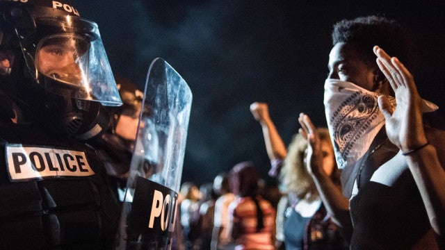 Primo de fundadora do Black Lives Matter morre após receber choque em ação policial