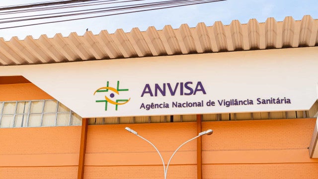 Relatos de cegueira levam Anvisa a proibir venda de pomadas capilares