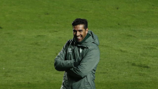Abel Ferreira ameniza cobranças e pede para palmeirenses ‘confiarem no trabalho’