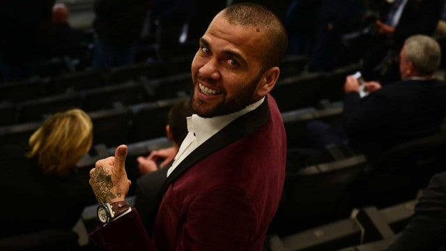 Mulher que acusa Daniel Alves de estupro diz que não quer dinheiro, mas sim a prisão dele
