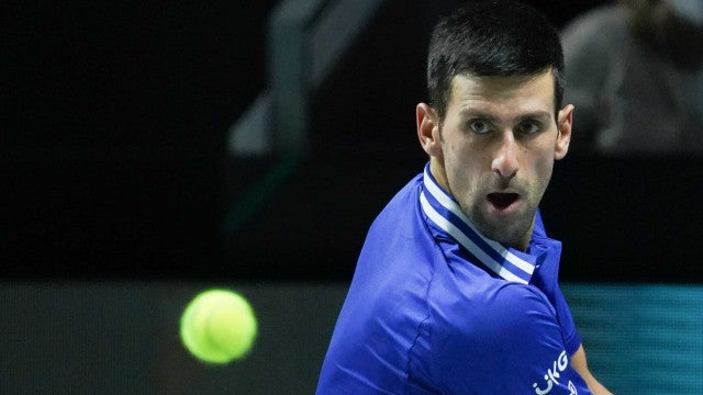 Djokovic bate Medvedev em Adelaide e se torna 4º tenista com mais finais