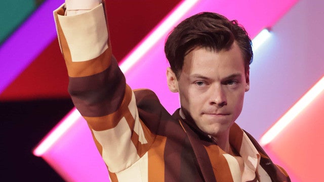 Harry Styles tem momento constrangedor no palco que faz fãs gritarem