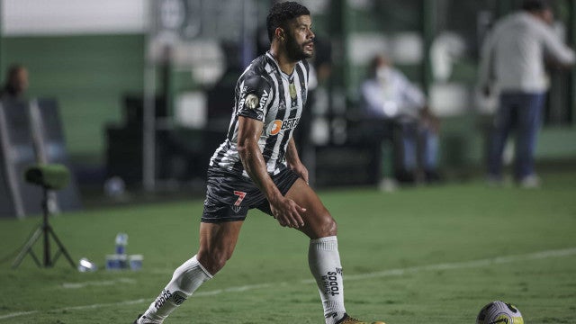 Hulk faz dois de pênalti e Atlético-MG vence a Caldense na estreia no Mineiro