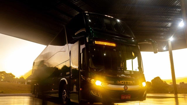 Ônibus de turistas tomba na Serra de Petrópolis e deixa dois feridos graves