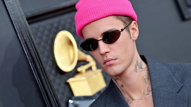Nova tendência? Justin Bieber sai à rua enrolado em manta de crochê
