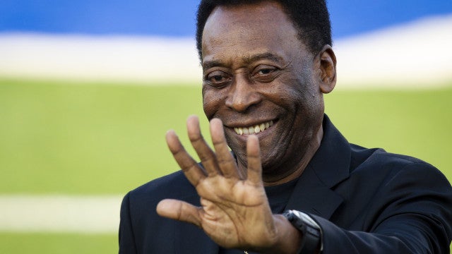 Com aplausous e camisas personalizadas, futebol europeu segue homenageando Pelé