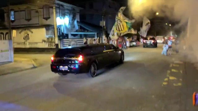 Corpo de Pelé chegou à Vila Belmiro em ambiente de festa