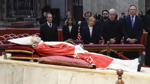 Bento 16 é velado no Vaticano com fila de milhares de pessoas