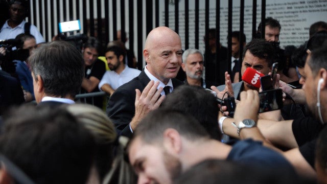 Presidente da Fifa pede que todos os países nomeiem estádios de Pelé