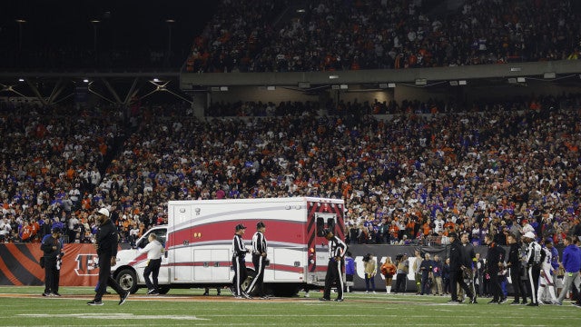 Jogador da NFL precisa ser reanimado em campo e é levado para o hospital em estado crítico