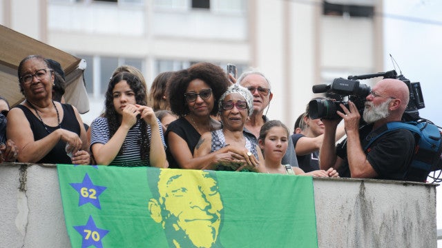 Cortejo com corpo de Pelé passa em frente à casa da mãe do Rei e emociona fãs