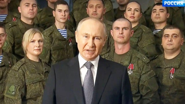 Soldado, pescadora ou vendedora? A mulher misteriosa em foto com Putin