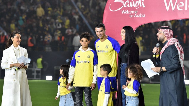 Ciúmes? Cara de Georgina na apresentação de Ronaldo vira meme hilariante