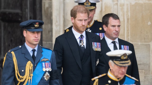 Rei Charles quer se reconciliar com o príncipe Harry, diz jornal britânico