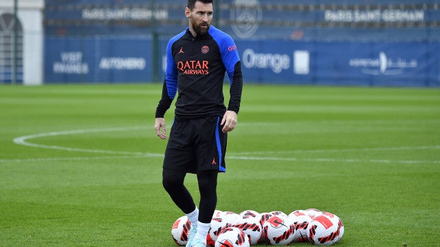 Messi é recebido com guarda de honra no PSG e ganha prêmio após título mundial