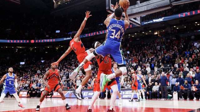 Bucks superam cansaço e batem Raptors; Cavaliers vencem em bom jogo de Raulzinho