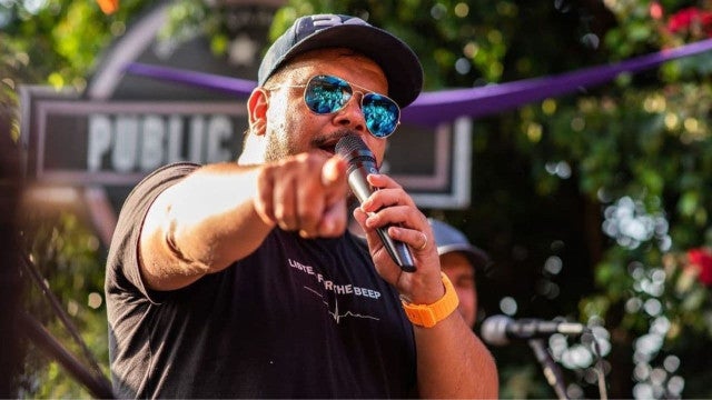 Cantor sofre infarto durante show e é internado às pressas