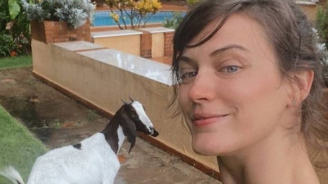 Bianca Bin adota cabra e anuncia nome do animal de estimação