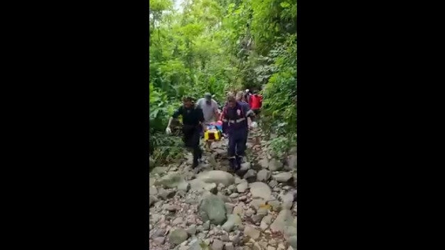 Mulher resgatada após cair de penhasco com 15 metros de altura no Brasil