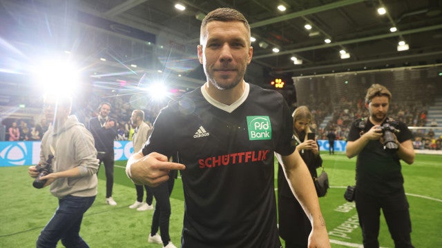 Podolski é expulso após confrontar juiz em seu próprio torneio de caridade