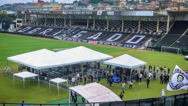 Roberto Dinamite começa a ser velado no gramado do estádio São Januário