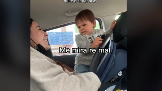 Vídeo mostra bebê nascido na pandemia chateado após ver tia tirar máscara