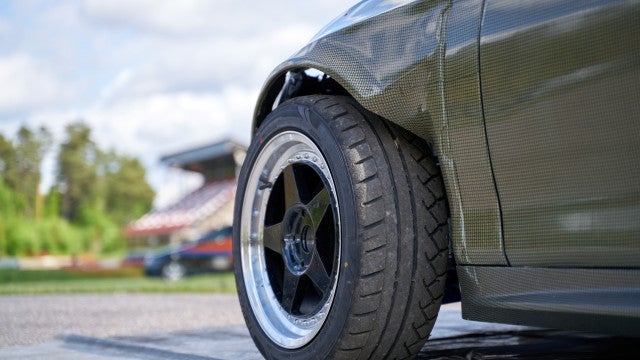 Sem motorista, carro ‘atropela’ mãe e filho em estacionamento de SC