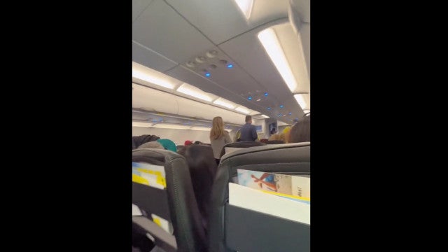 Ao ser expulsa de voo, mulher grita: "Espero que caiam e morram!"